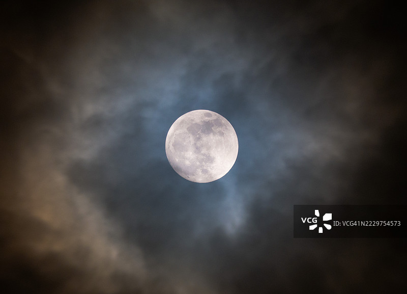 满月照亮多云的夜空，荷兰埃因霍温图片素材