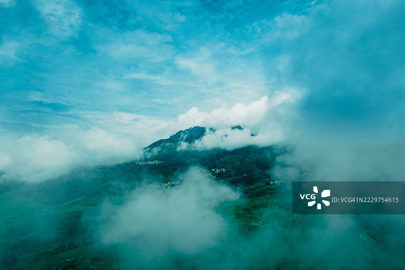 山峰在云海中若隐若现图片素材