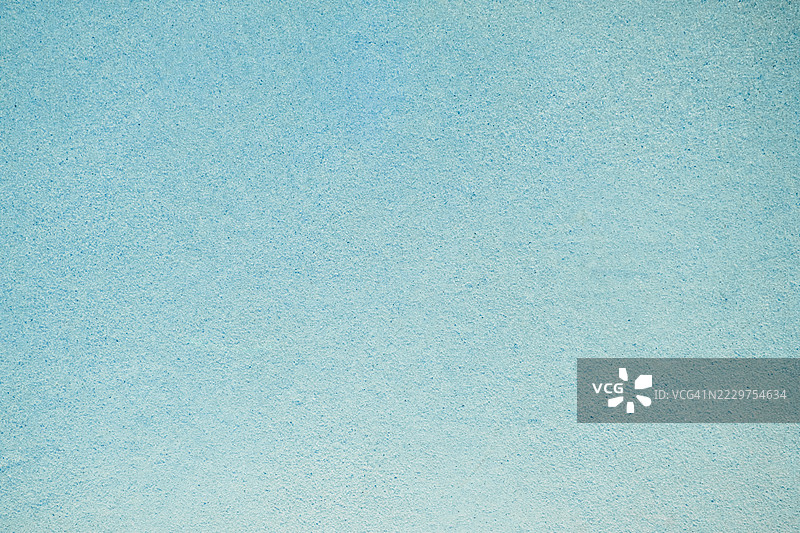 浅蓝色纹理背景，具有光滑而细腻的颗粒表面效果图片素材
