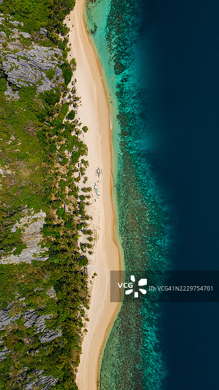 菲律宾碧绿海水与郁郁葱葱植被的热带海滩鸟瞰图图片素材
