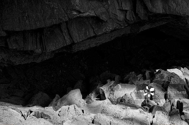 伊朗马什哈德的黑白神秘洞穴入口图片素材