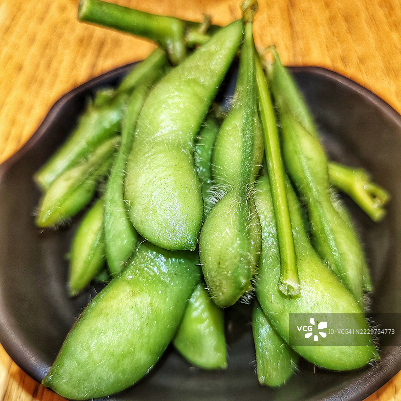 黑碗中的新鲜毛豆，印度尼西亚图片素材