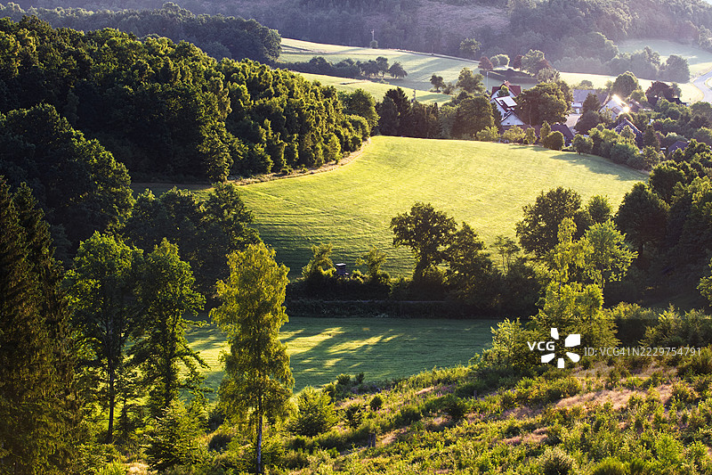 德国克鲁茨塔尔日出时的乡村风光图片素材