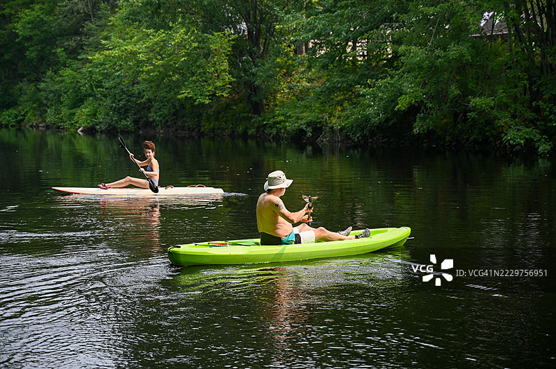 父亲和女儿在河上滑行图片素材