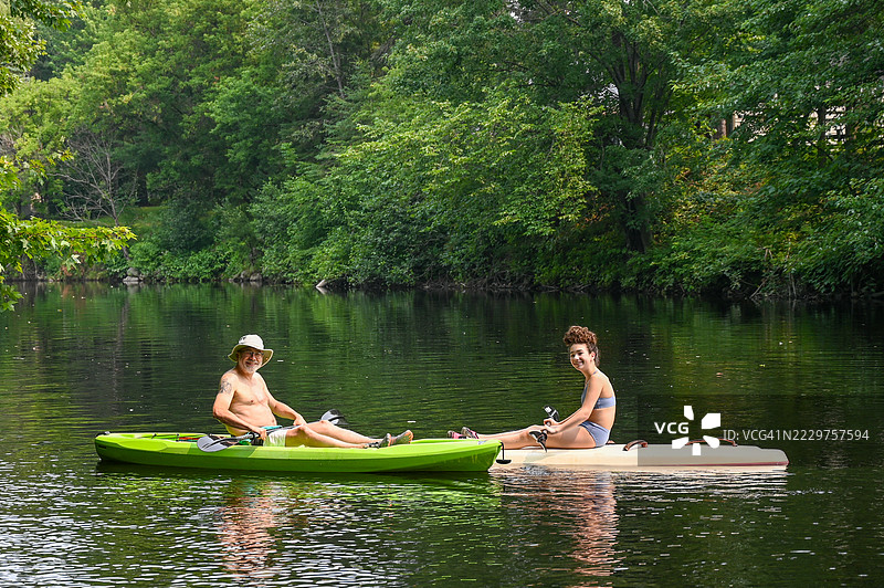 父亲和女儿在河上滑行图片素材