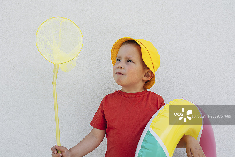 穿着夏季服装的孩子手持网和橡胶圈图片素材
