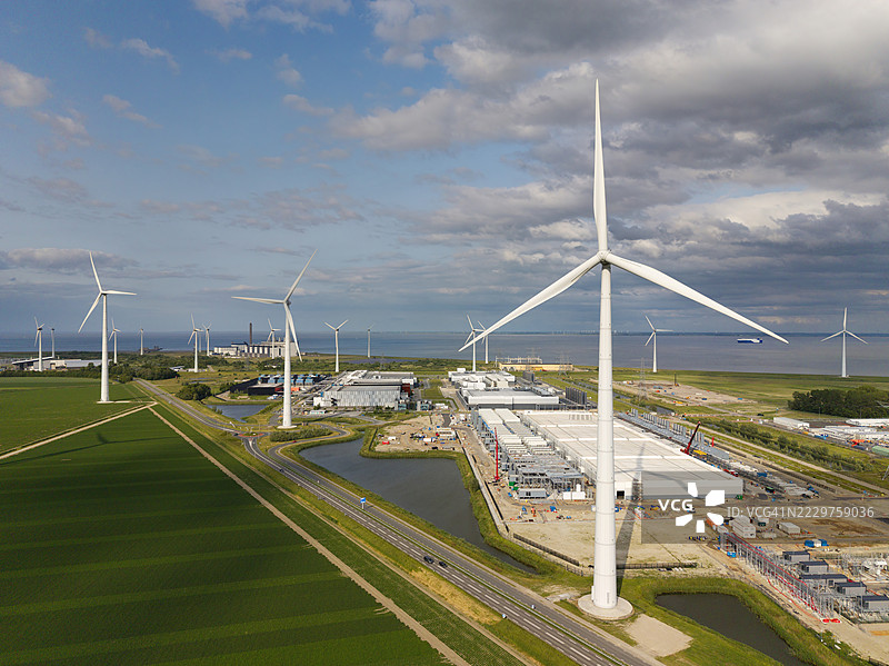 Eemshaven的风力涡轮机和数据中心建设图片素材