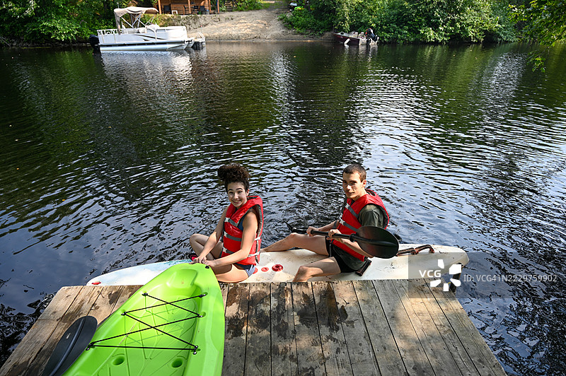 两个青少年坐在划水板上图片素材