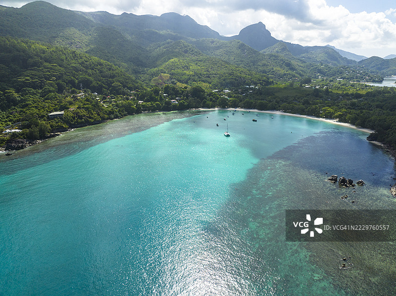 马埃岛的拉乌奈港海滩鸟瞰图图片素材