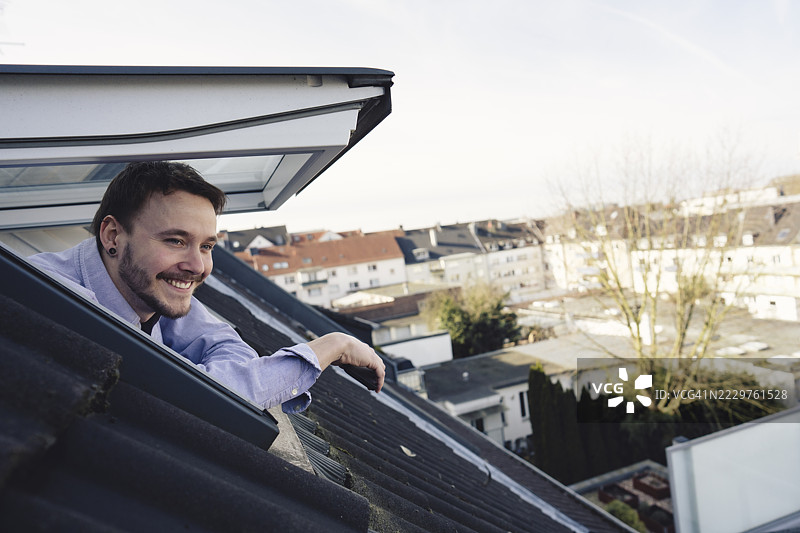 学生在家中阁楼窗户前享受自由的时光图片素材