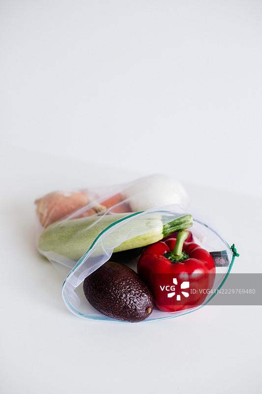 网袋中的新鲜蔬菜，倡导可持续购物实践图片素材