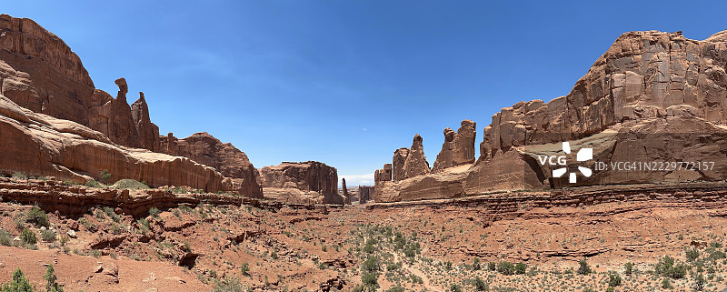 清澈蓝天下壮丽岩石 formations 的全景视图，汤普森，美国，USA图片素材