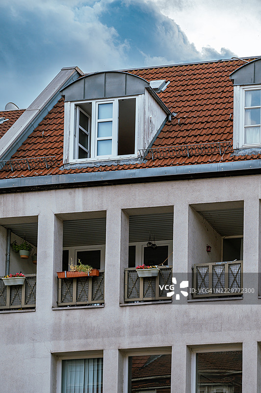 德国带阳台和开放窗户的历史建筑立面图片素材