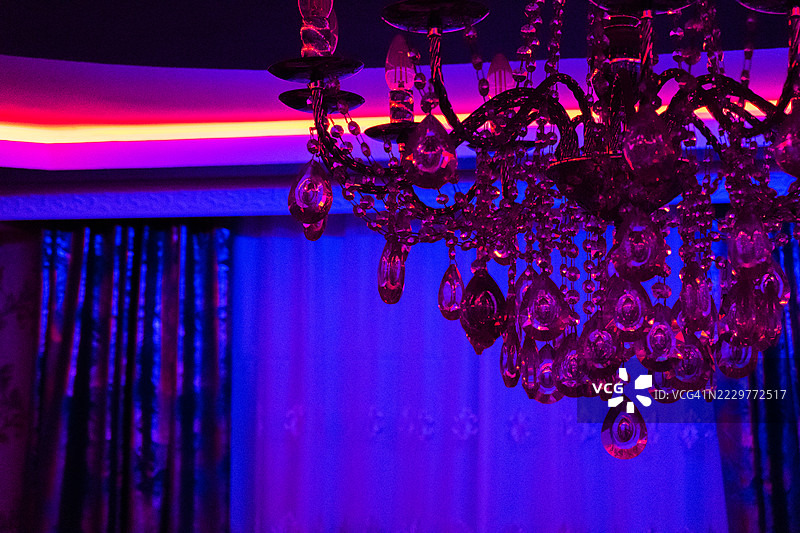优雅的水晶吊灯被鲜艳的霓虹灯照亮，阿塞拜疆图片素材