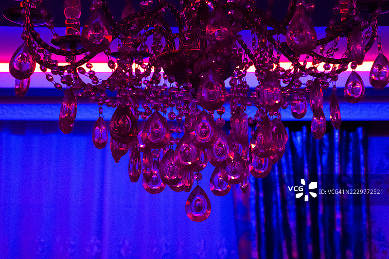 优雅的水晶吊灯被鲜艳的霓虹灯照亮，阿塞拜疆图片素材