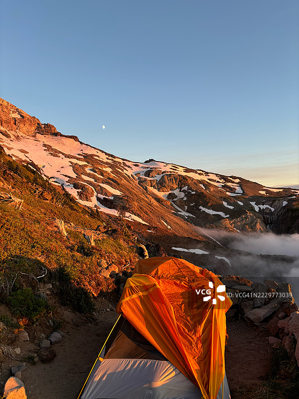 美国山脉日落时的帐篷露营图片素材