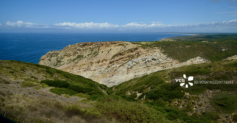 阿拉比达自然公园的美丽景色与海洋地平线，塞西姆布拉，葡萄牙图片素材