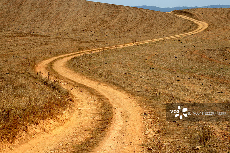 葡萄牙巴伊肖阿连特茹的蜿蜒土路图片素材