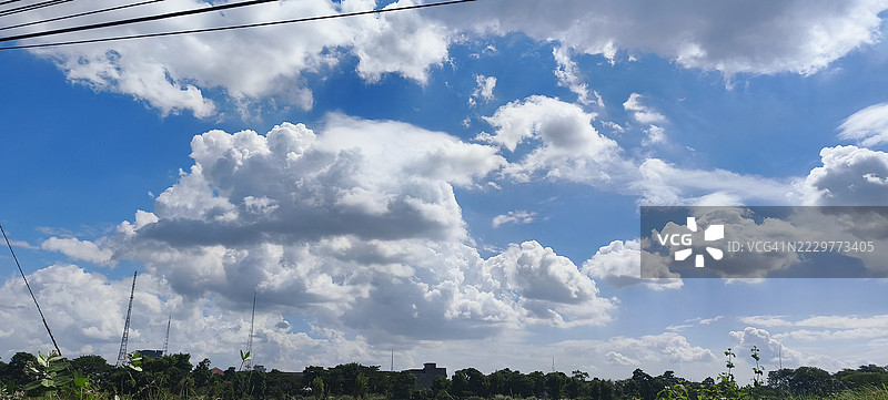 风景如画的景观，伴随戏剧性的云朵和蓝天，印尼苏科曼农加尔区图片素材