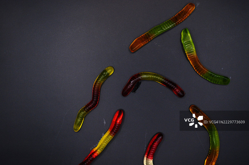 彩色软糖虫在黑色背景上，斯洛伐克图片素材