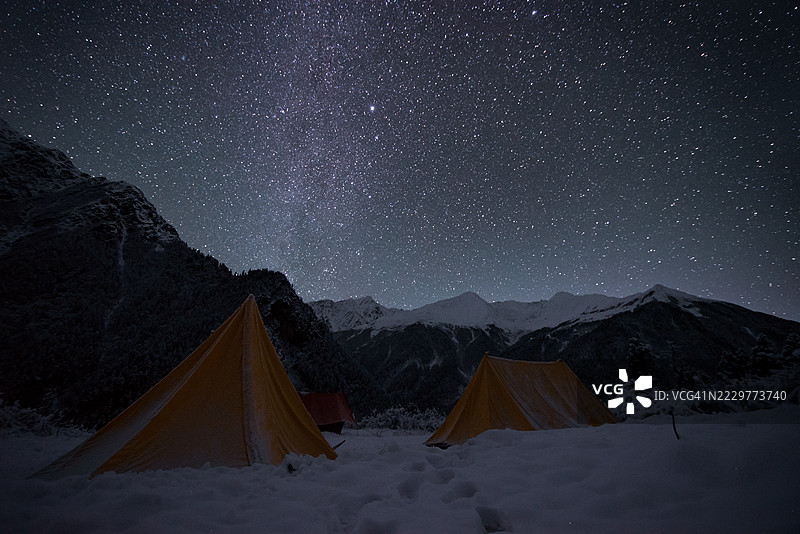 印度雪山营地的星空夜景图片素材