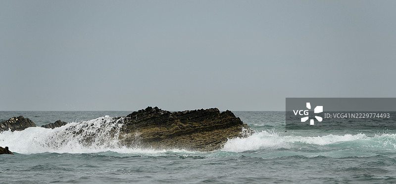 在葡萄牙科斯塔维森蒂纳，海浪拍打岩石海岸图片素材