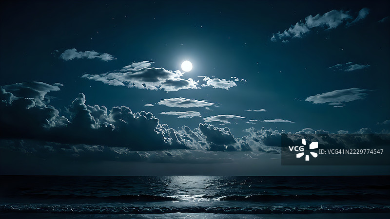 夜晚的月光海洋，云朵与星星，印尼潘科兰马斯图片素材