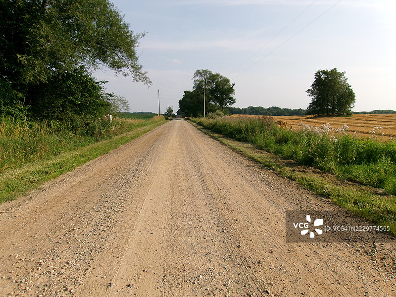 夏季风景中的乡村泥土道路，拉格朗日，美国图片素材