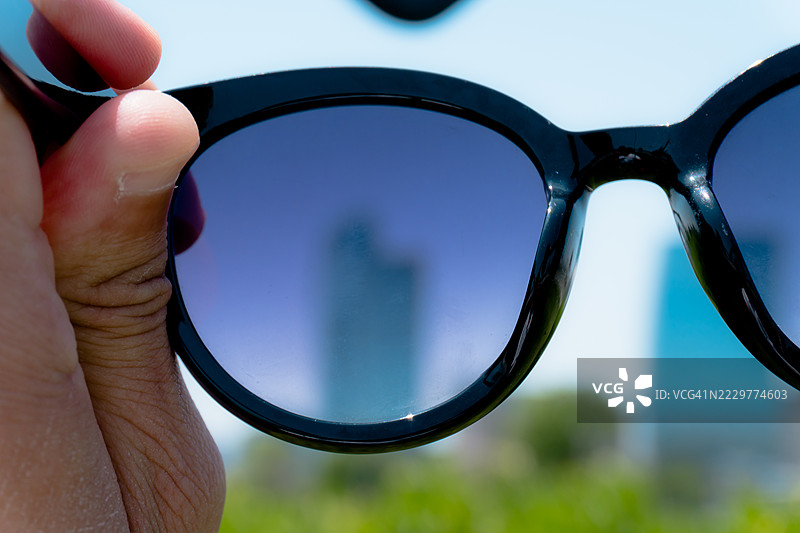 通过太阳镜看到的巴库城市风景，巴库，阿塞拜疆图片素材