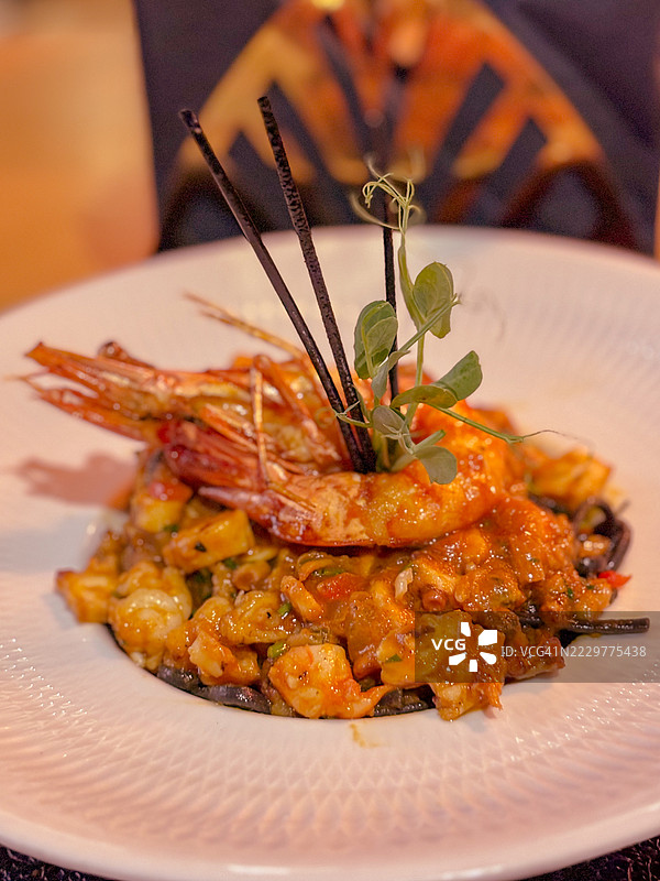 美味海鲜意大利面，配虾和墨鱼汁图片素材