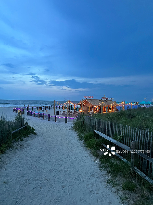 黄昏时分的大西洋城海滩边的提基酒吧， 美国图片素材