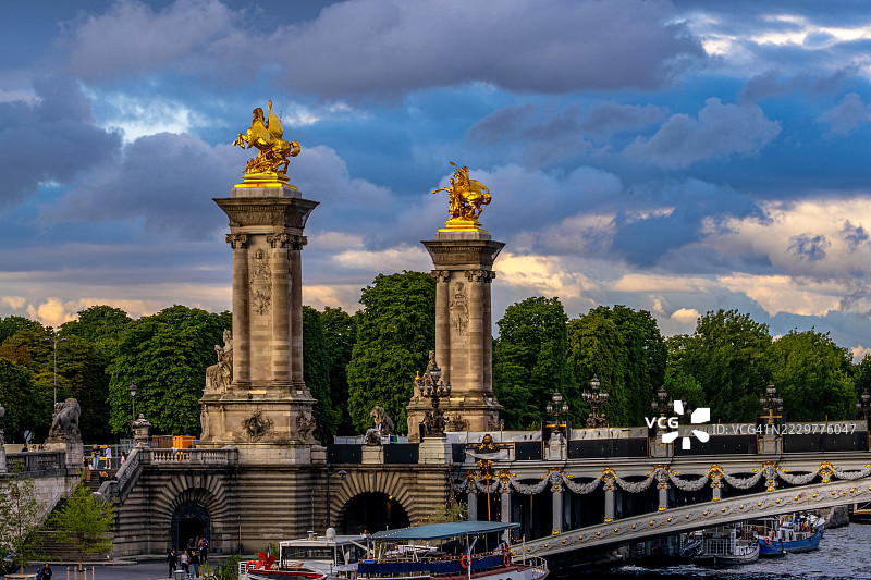 法国巴黎，亚历山大三世桥上柱子顶端的金色雕像图片素材