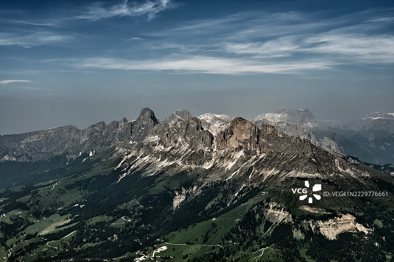 意大利佩达佐的壮丽山脉在蓝天之下图片素材