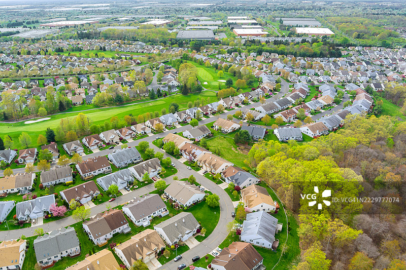 新泽西州门罗镇的郊区社区鸟瞰图，展示了房屋和绿地。图片素材