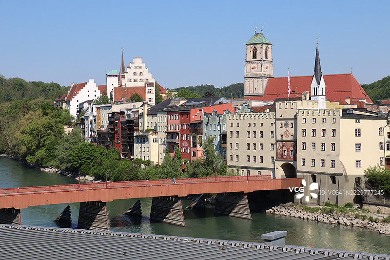 德国瓦瑟堡阿姆因的历史建筑和桥梁的高视角景观图片素材