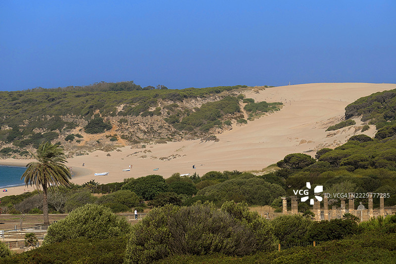 西班牙塔里法的博洛尼亚海滩和古代遗址的美景图片素材