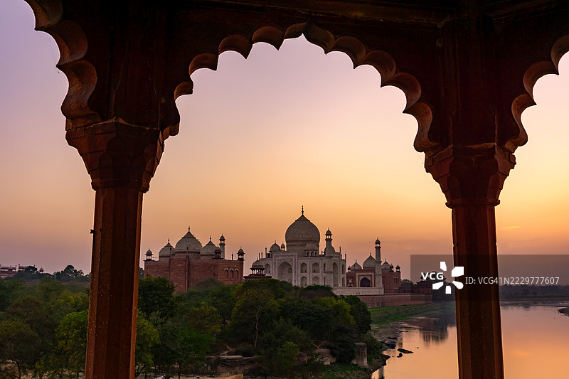 美丽的日落映衬着泰姬陵和雅穆纳河，从凉亭的视角欣赏。图片素材