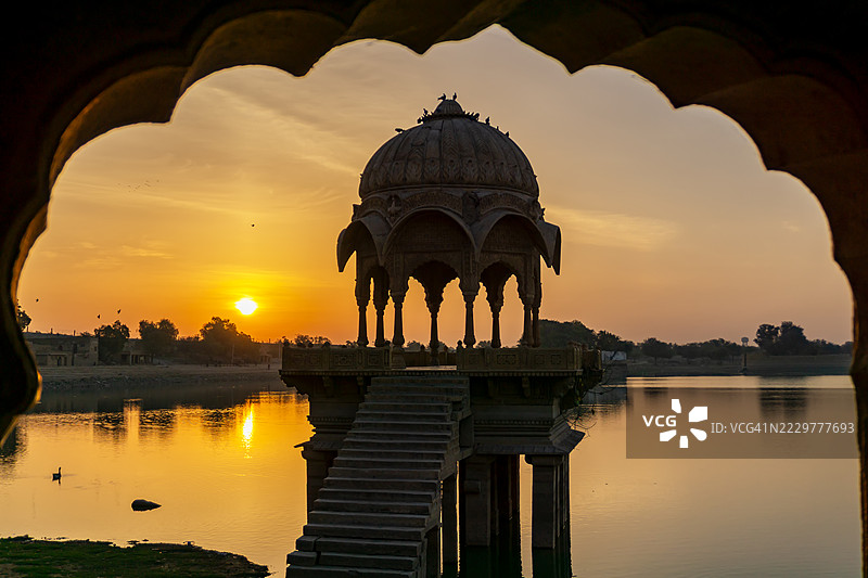 在拉贾斯坦邦杰沙梅尔的加迪萨尔湖的凉亭图片素材
