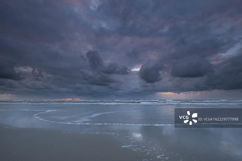 黄昏时分，荷兰海洋上空的戏剧性多云天空图片素材