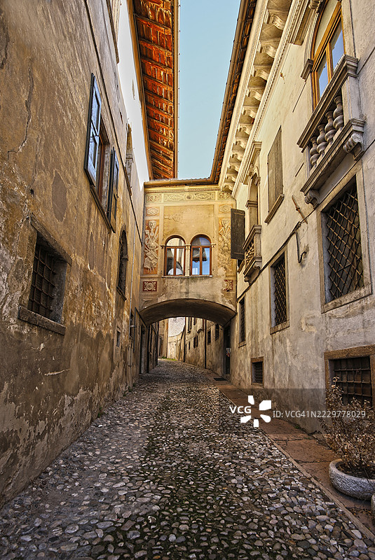 意大利费尔特雷历史建筑间狭窄的鹅卵石小巷图片素材