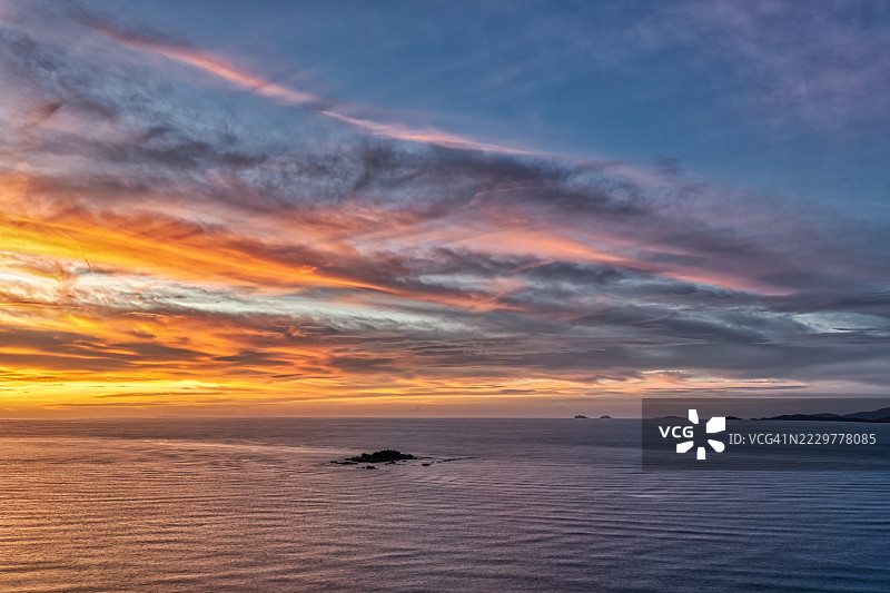 马来西亚丹绒托孔的壮丽金色日落，海洋与岛屿相映成辉图片素材