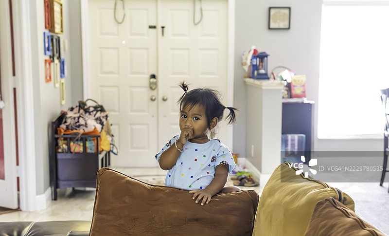 可爱的多种族幼女在家中随意自然的童年生活肖像图片素材
