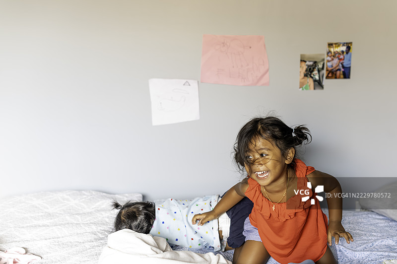 可爱的多种族幼儿姐妹，两位小女孩在家中随意自然的童年生活肖像。图片素材