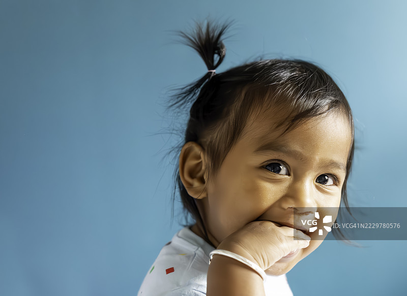 可爱的多种族幼儿女孩在家中随意自然的童年生活肖像图片素材