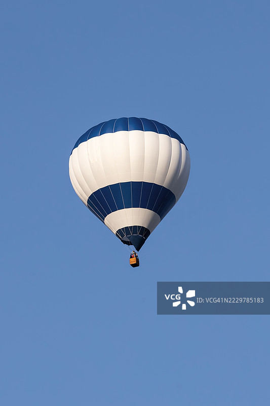 蓝天中的热气球图片素材