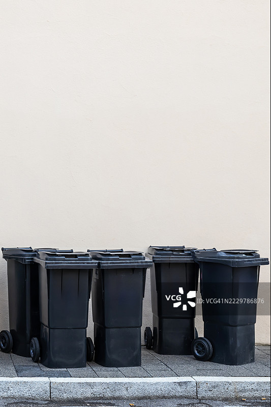 墙前有许多垃圾桶图片素材