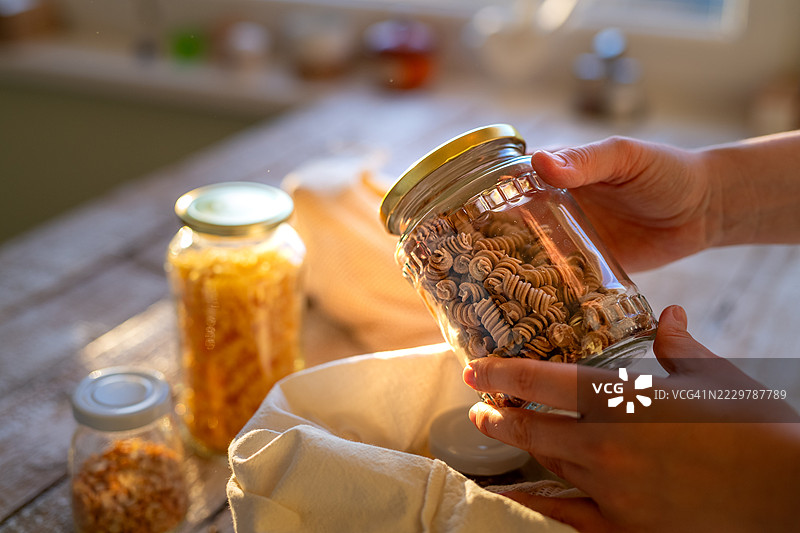 来自零废物商店的玻璃罐装意大利面。图片素材