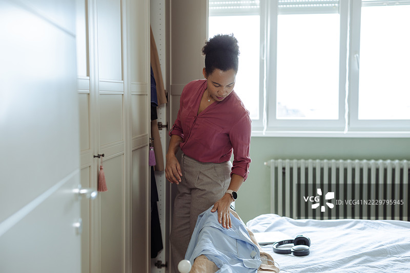 女性为工作挑选服装图片素材