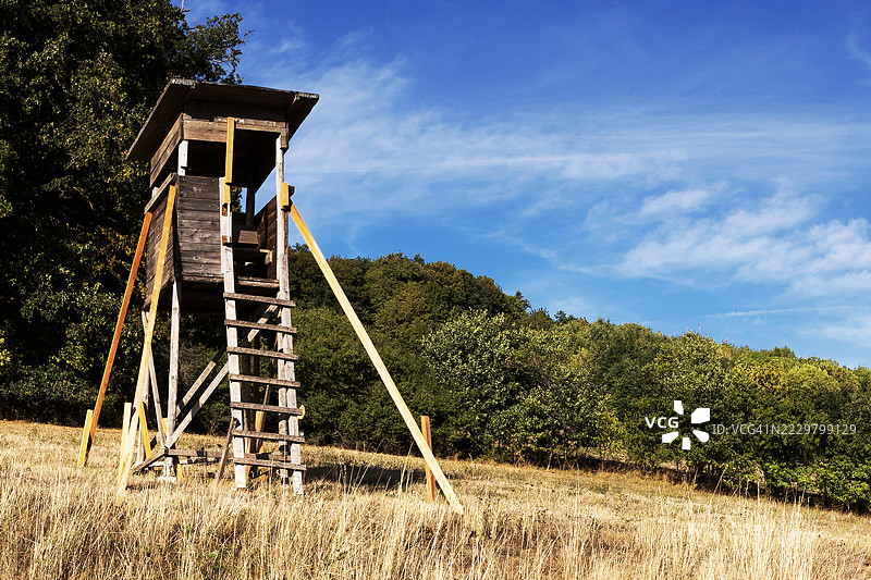 农业田地上的高猎人观察台图片素材