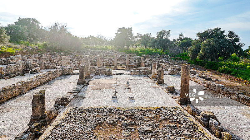 北塞浦路斯阿依亚·特里亚斯大教堂遗址的鸟瞰图，古老的拜占庭教堂遗迹，拥有马赛克地板和石柱，周围环绕着绿色的自然景观，历史考古遗址。图片素材